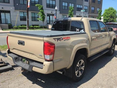 Used 2016 Toyota Tacoma TRD Sport w/ Premium & Technology Package AWD/4WD image 13