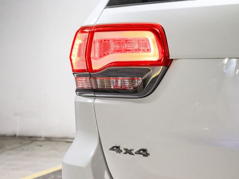 Used 2019 Jeep Grand Cherokee Laredo w/ Security & Convenience Group AWD/4WD image 11