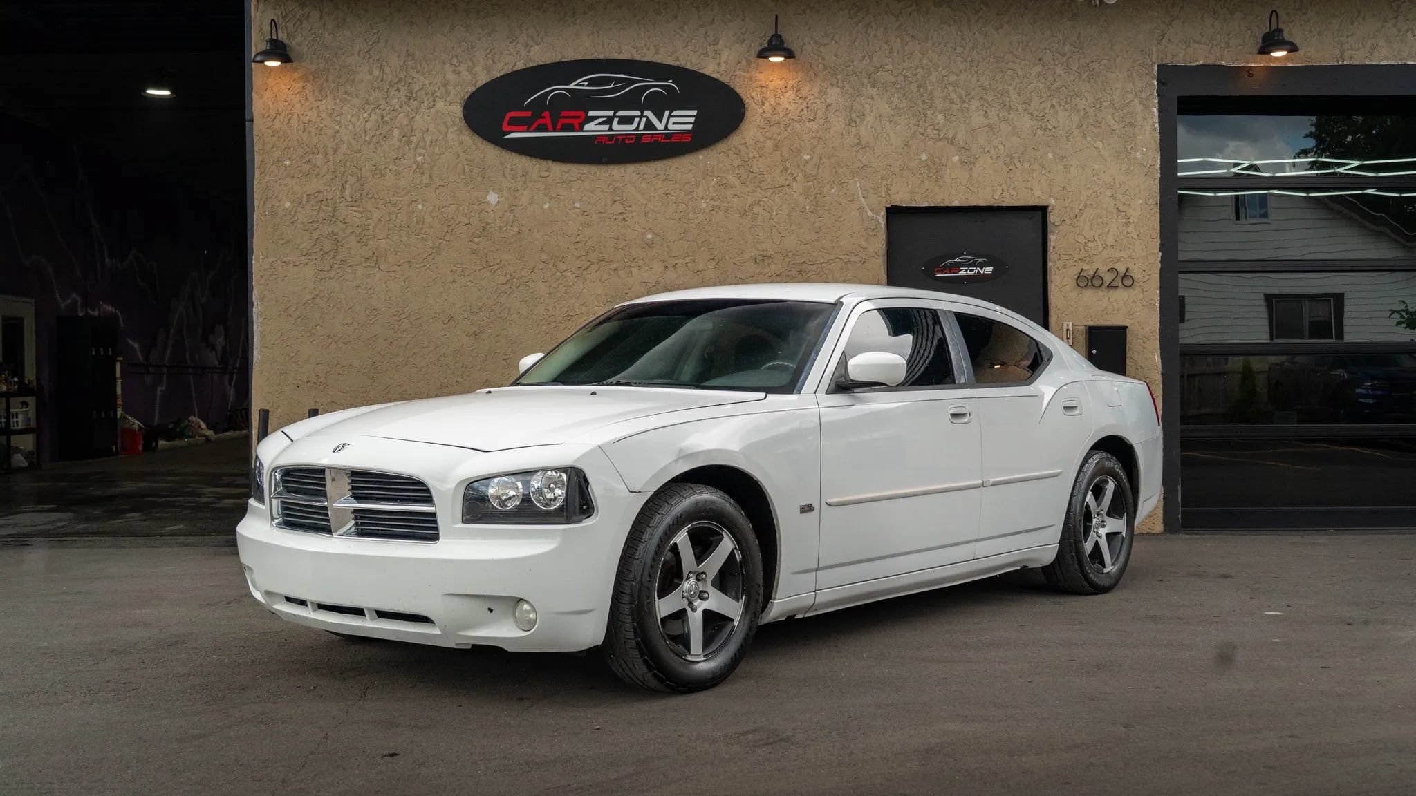 Used 2010 Dodge Charger SXT RWD image 1