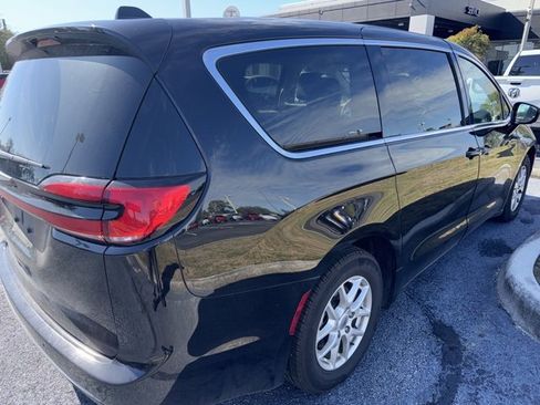 Used 2024 Chrysler Pacifica Touring-L image 4