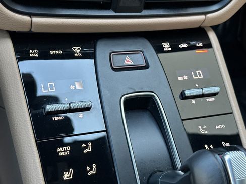 Certified 2025 Porsche Macan AWD/4WD image 23