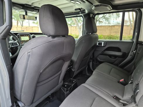 Used 2023 Jeep Gladiator Overland image 14