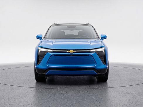 Used 2025 Chevrolet Blazer LT FWD image 2