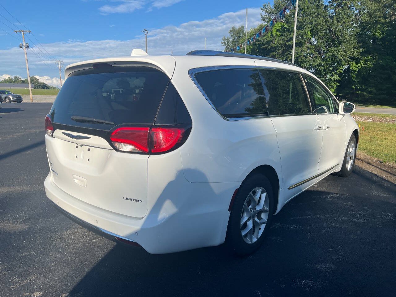 Used 2020 Chrysler Pacifica Limited FWD image 3