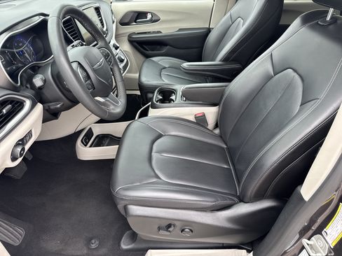 Used 2023 Chrysler Pacifica Touring-L FWD image 10