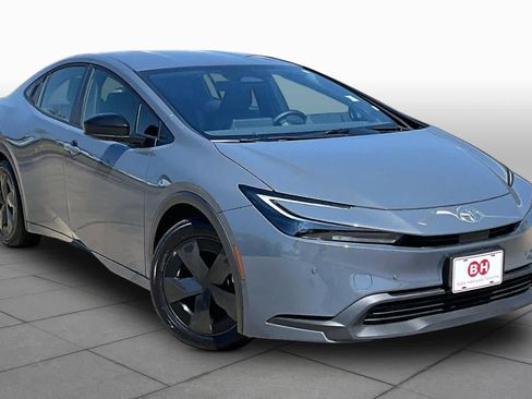 Used 2025 Toyota Prius LE FWD image 3
