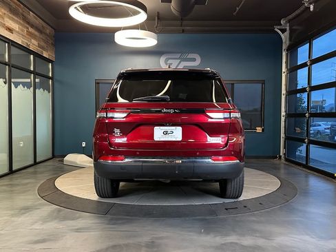 Used 2023 Jeep Grand Cherokee Laredo w/ Luxury Tech Group I AWD/4WD image 4