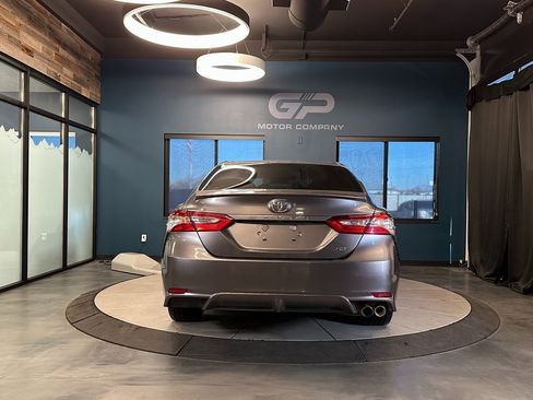 Used 2018 Toyota Camry SE image 4