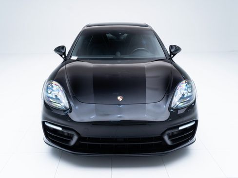 Certified 2022 Porsche Panamera image 4