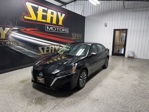 Used 2025 Nissan Altima 2.5 SV AWD/4WD image 1