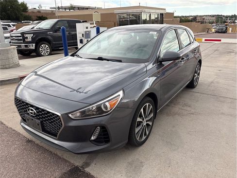 Used 2018 Hyundai Elantra GT FWD image 2