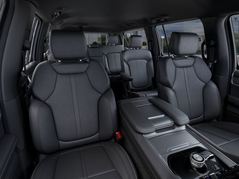 New 2025 Jeep Wagoneer L Series II AWD/4WD image 16