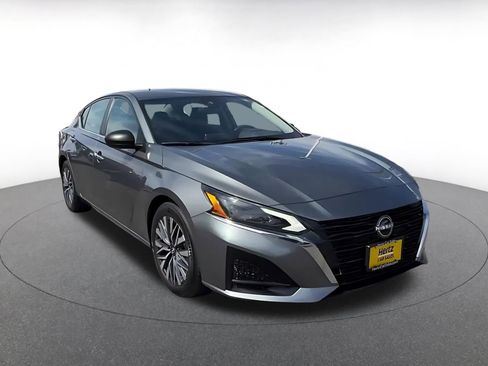 Used 2025 Nissan Altima 2.5 SV FWD image 3