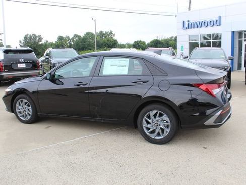 New 2026 Hyundai Elantra Hybrid FWD image 3