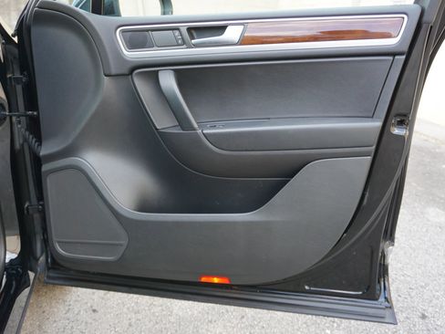 Used 2014 Volkswagen Touareg Sport image 13