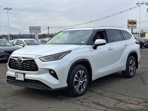 Certified 2022 Toyota Highlander XLE image 3