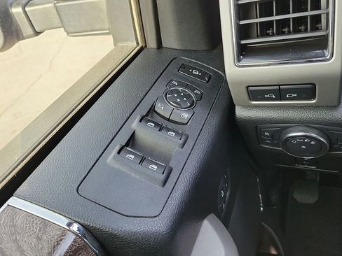 Used 2019 Ford F250 Lariat w/ Chrome Package image 12