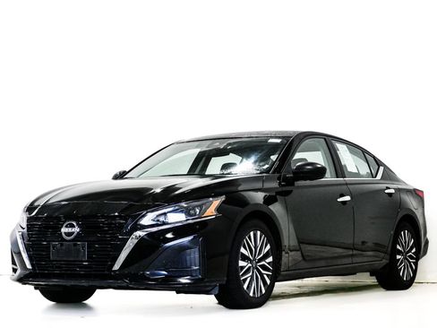 Used 2024 Nissan Altima 2.5 SV FWD image 3