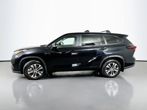 Used 2024 Toyota Highlander XLE AWD/4WD image 4