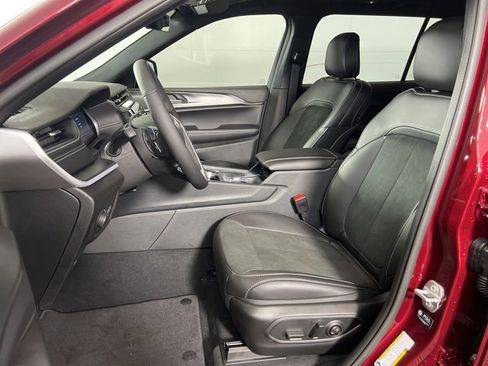 New 2025 Jeep Grand Cherokee L Altitude image 9