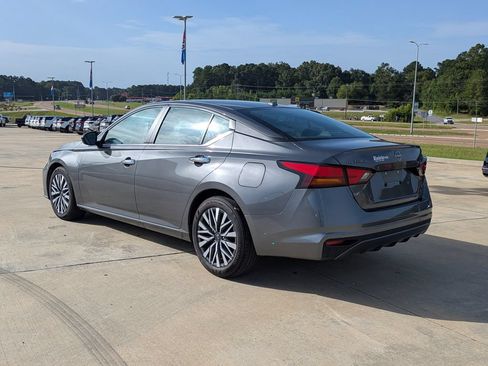Used 2025 Nissan Altima 2.5 SV FWD image 6