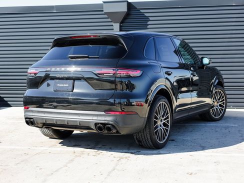 Certified 2023 Porsche Cayenne Platinum Edition image 7