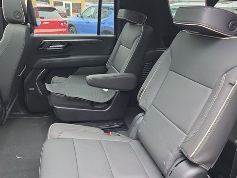 New 2025 Chevrolet Suburban Premier image 24