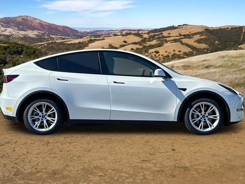 Used 2021 Tesla Model Y Long Range image 3