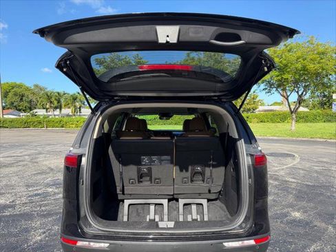 Used 2023 Kia Carnival LX FWD image 17