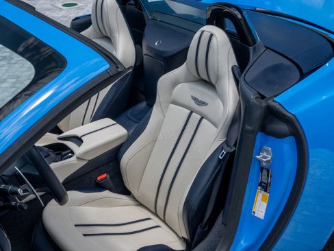 Used 2021 Aston Martin V8 Vantage Roadster RWD image 20
