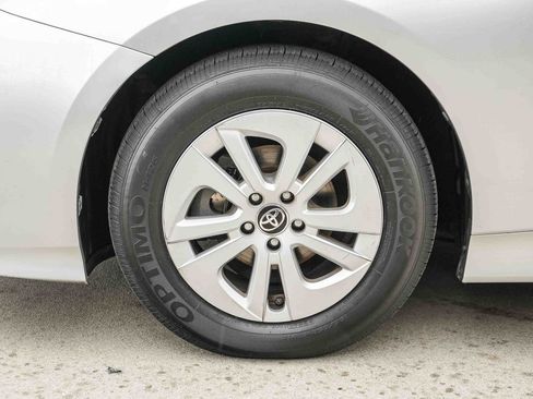 Used 2016 Toyota Prius Two w/ Preferred Accessory Package FWD image 11