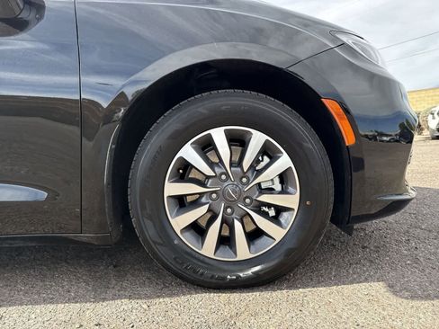 Used 2024 Chrysler Pacifica Select image 10