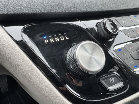 Used 2023 Chrysler Pacifica Touring-L image 27