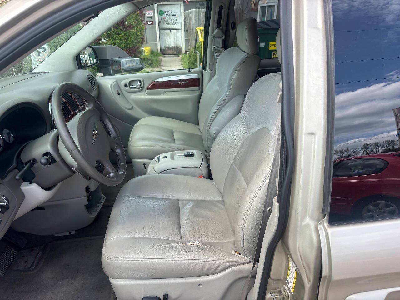 Used 2005 Chrysler Town & Country Limited w/ Trailer Tow Group FWD image 13