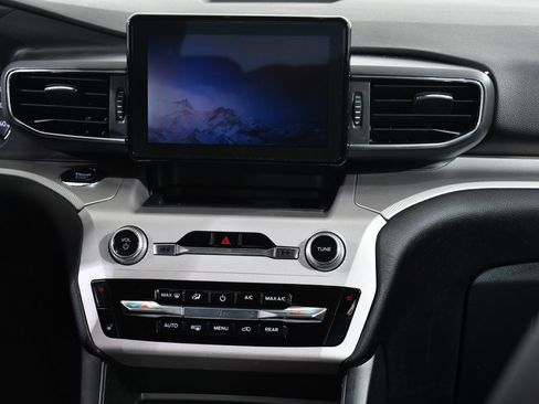 Used 2023 Ford Explorer XLT w/ Equipment Group 202A image 9