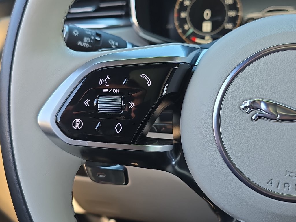 Used 2025 Jaguar F-PACE R-Dynamic S AWD/4WD image 17