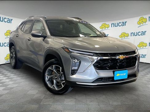 Used 2025 Chevrolet Trax LT w/ LT Convenience Package FWD image 1