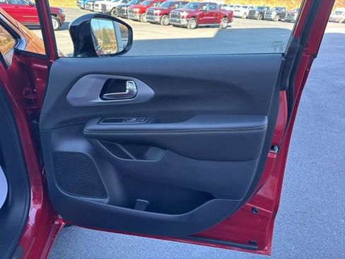 New 2026 Chrysler Pacifica Limited image 21
