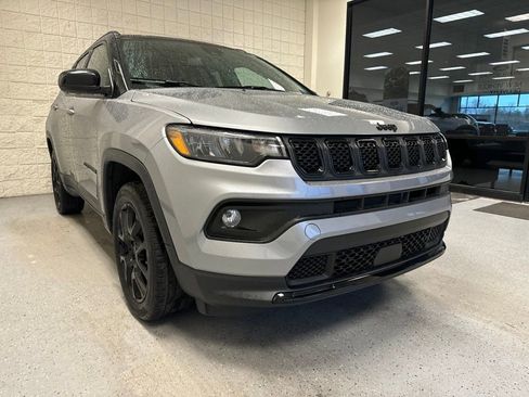 Used 2023 Jeep Compass Latitude AWD/4WD image 32