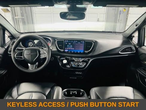 Used 2025 Chrysler Pacifica Select FWD image 4