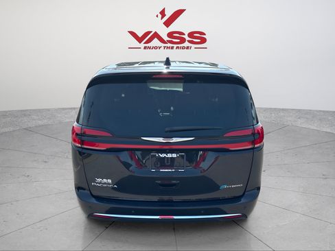 Used 2024 Chrysler Pacifica Limited FWD image 4