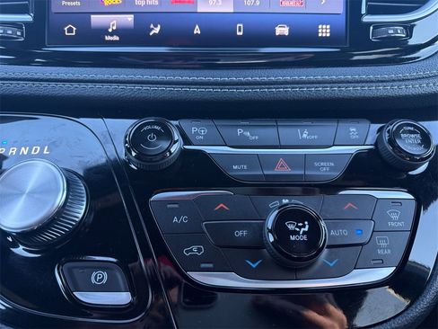 Used 2023 Chrysler Pacifica Limited w/ Uconnect Theater Family Group image 30