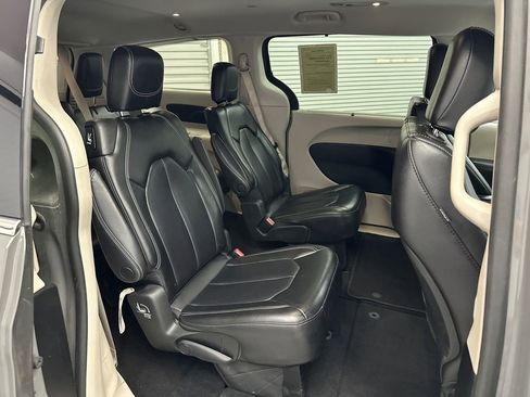 Used 2023 Chrysler Pacifica Touring-L FWD image 17