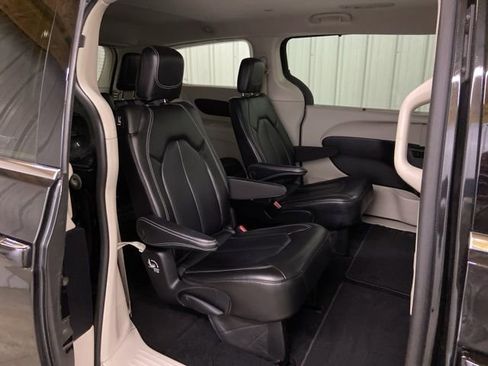 Used 2023 Chrysler Pacifica Touring-L FWD image 16