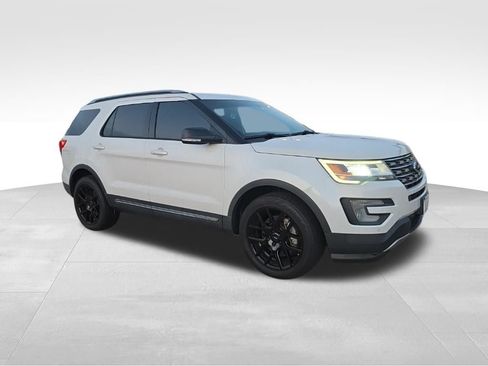 Used 2016 Ford Explorer XLT w/ Equipment Group 202A AWD/4WD image 5