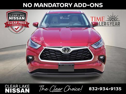 Used 2022 Toyota Highlander XLE FWD image 2