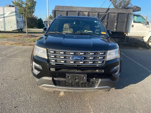 Used 2017 Ford Explorer Limited w/ Equipment Group 301A FWD image 5