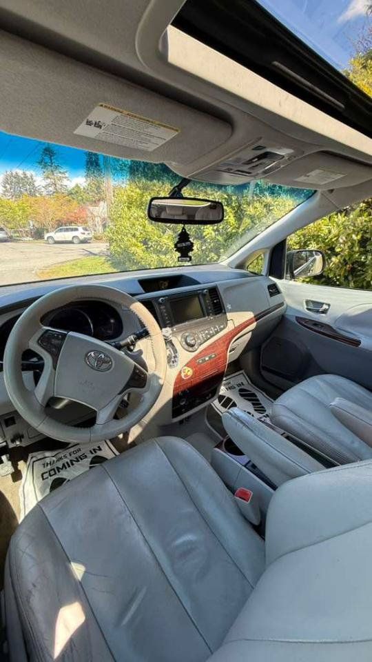 Used 2011 Toyota Sienna XLE w/ Premium Pkg FWD image 13
