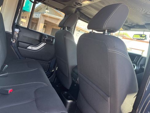 Used 2017 Jeep Wrangler Unlimited Sahara w/ Connectivity Group AWD/4WD image 28