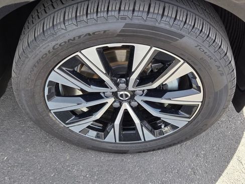 Used 2023 Volvo XC60 B5 Plus AWD/4WD image 9